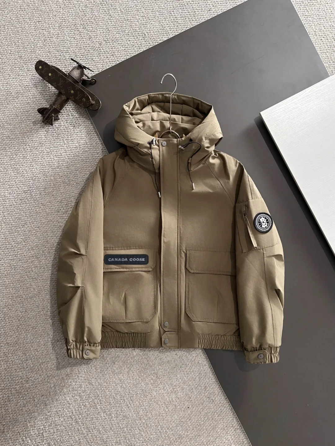 Two-day delivery time P960 Big Goose 🔥🔥 High-end customization 2025 winter official website's latest popular down jacket. Original custom-made hardware accessories for customers, all imported and original customization. Welcome to compare at the counter. Absolutely high quality. Use top-grade 90 white goose down. Super soft. Filled with fluffy and full feathers. Super heavy work. Fabric workmanship is excellent. The version is super perfect. Note⚠The fabric is super comfortable. Exclusive model. High-end quality. A must-have warm and protective artifact in winter. Size: M-3XL